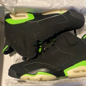 Sellin brand new electric green neon Jordan’s